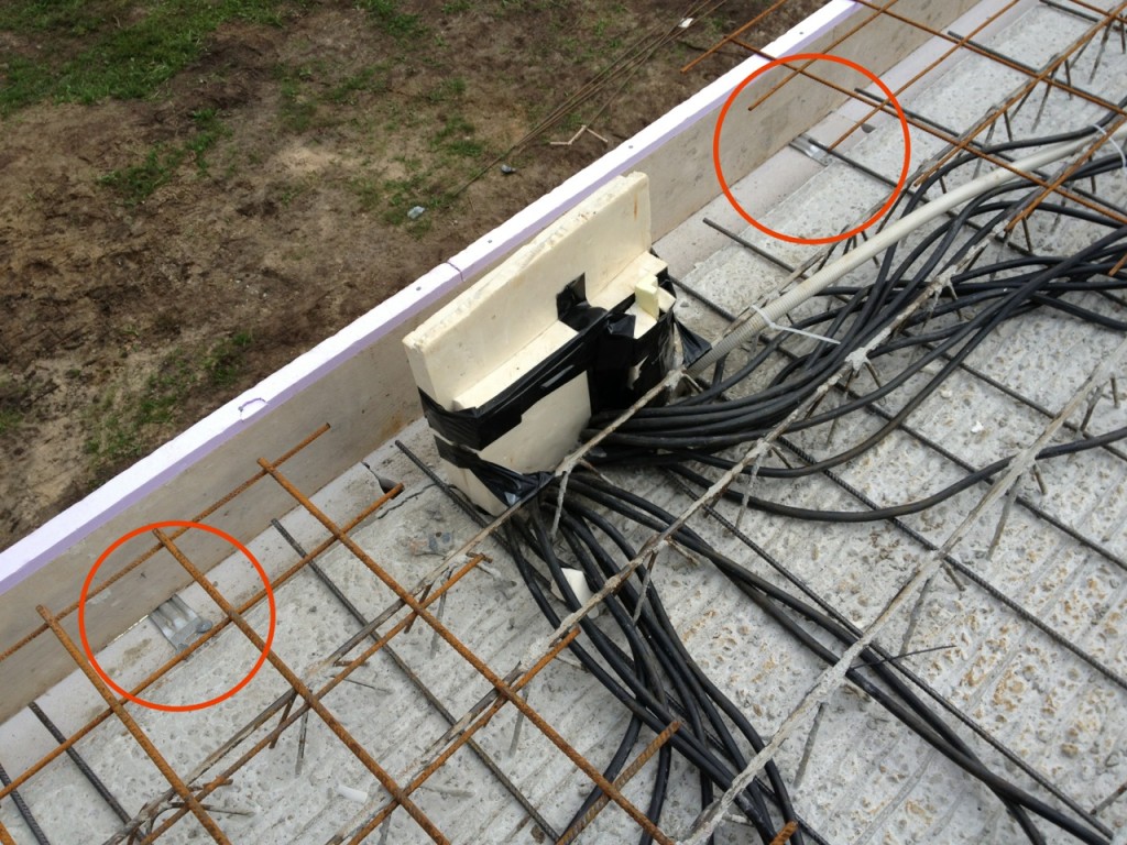 Die Durchführung der Kabel durch den Durchbruch vor Schütten der EG-Decke. Die roten Kreise dienen zur Orientierung an den Schalbrett-Haltern (im Vergleich zum Foto von außen)